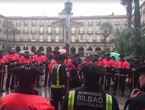 El Coro de los Bomberos de Bilbao, en la Plaza Nueva.