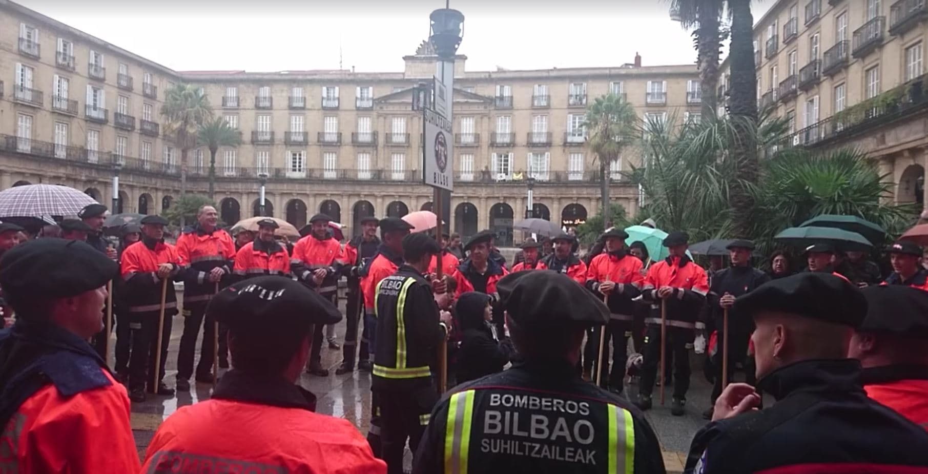 El Coro de los Bomberos de Bilbao, en la Plaza Nueva.