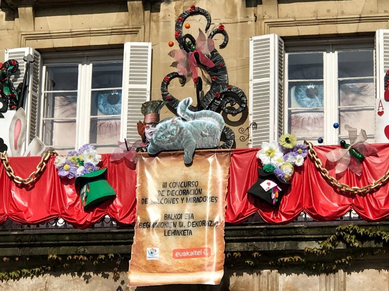 Balconada de la Asociación de Comerciantes del Casco Viejo de Bilbao, decorada para la ocasión.