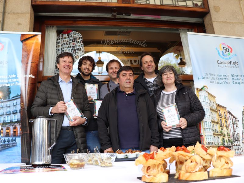 Responsables y cocineros de los bares ganadores del V Concurso de Pintxos de Bacalao