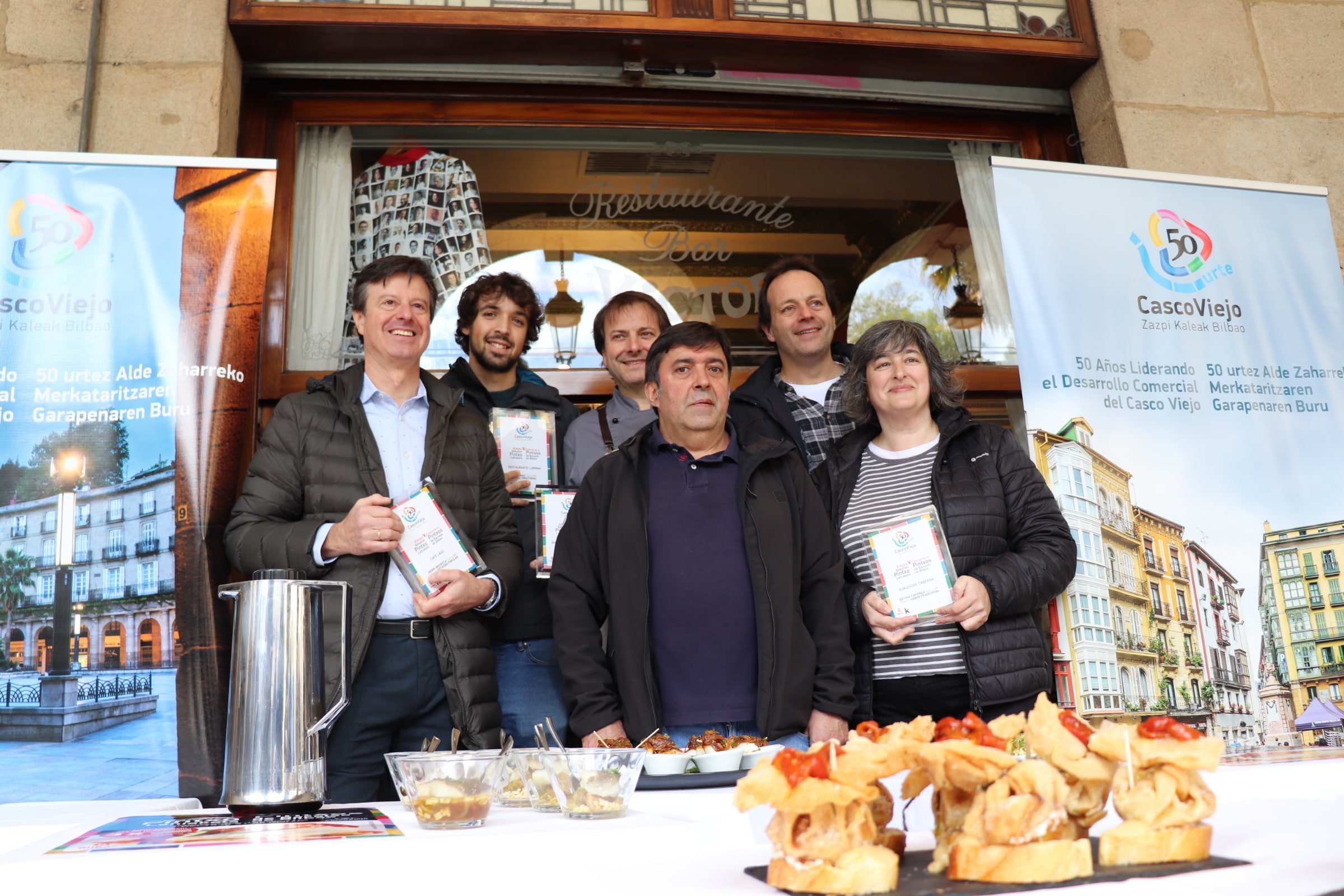 Responsables y cocineros de los bares ganadores del V Concurso de Pintxos de Bacalao